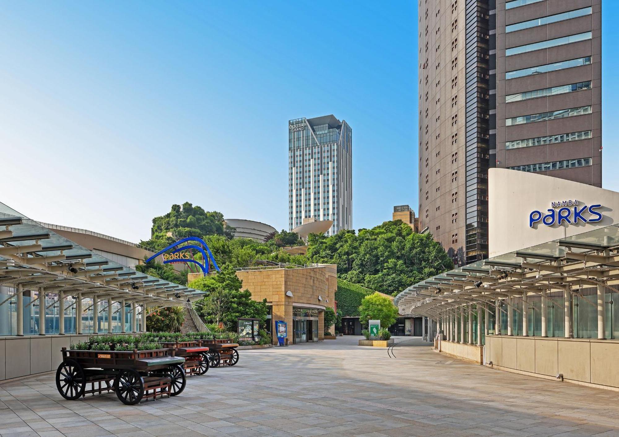 Centara Grand Hotel Osaka Exteriör bild The entrance of the station