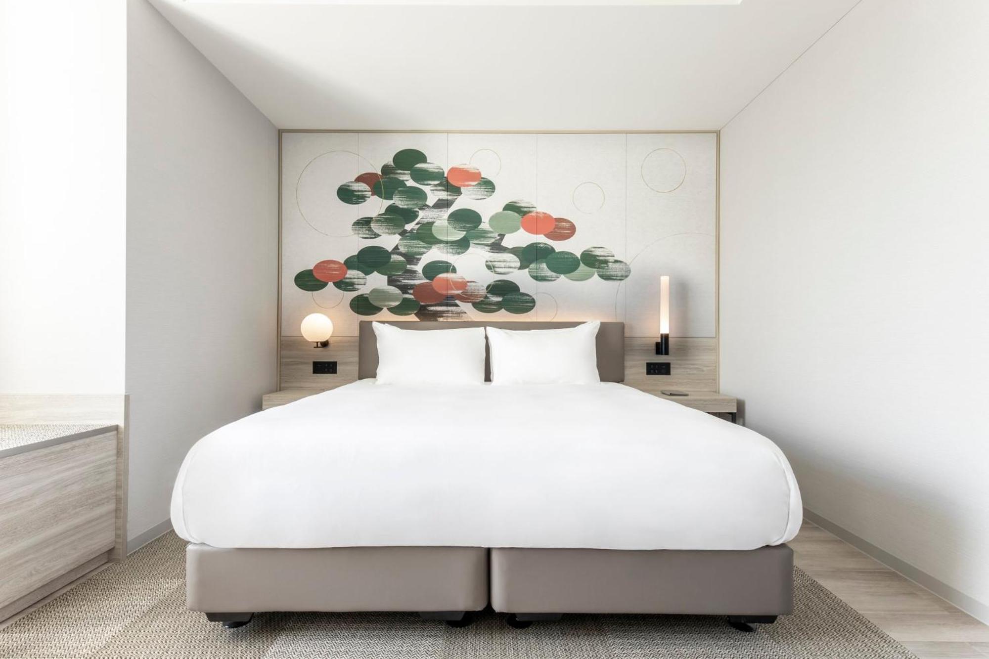 Centara Grand Hotel Osaka Exteriör bild A bedroom at The Standard East Village