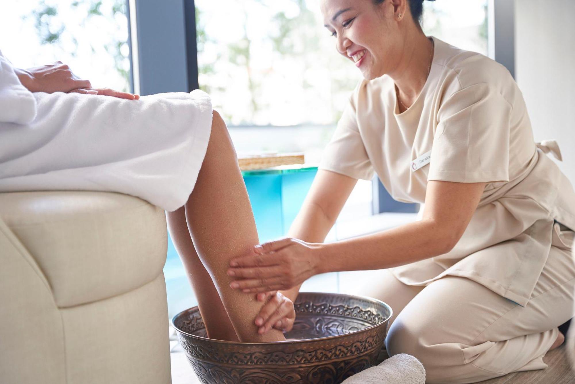 Centara Grand Hotel Osaka Exteriör bild A foot massage